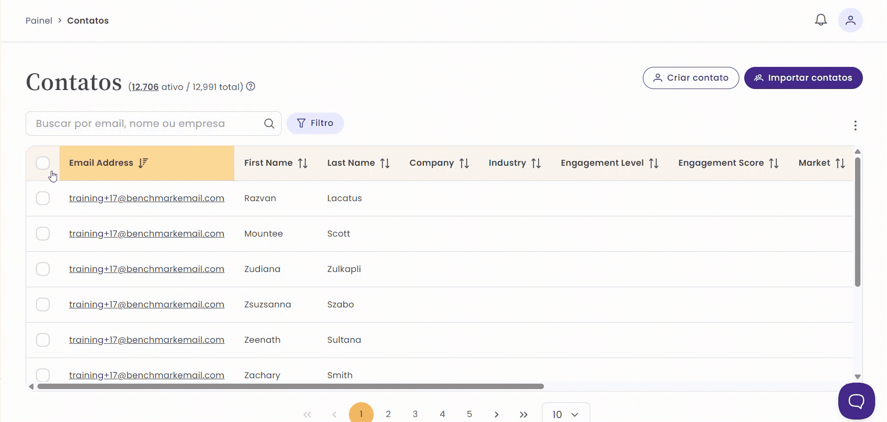 Vários layouts de email da Benchmark podem ser filtrados por integrações com apps como eBay, Eventbrite, Facebook, LinkedIn, SurveyMonkey e Twitter.